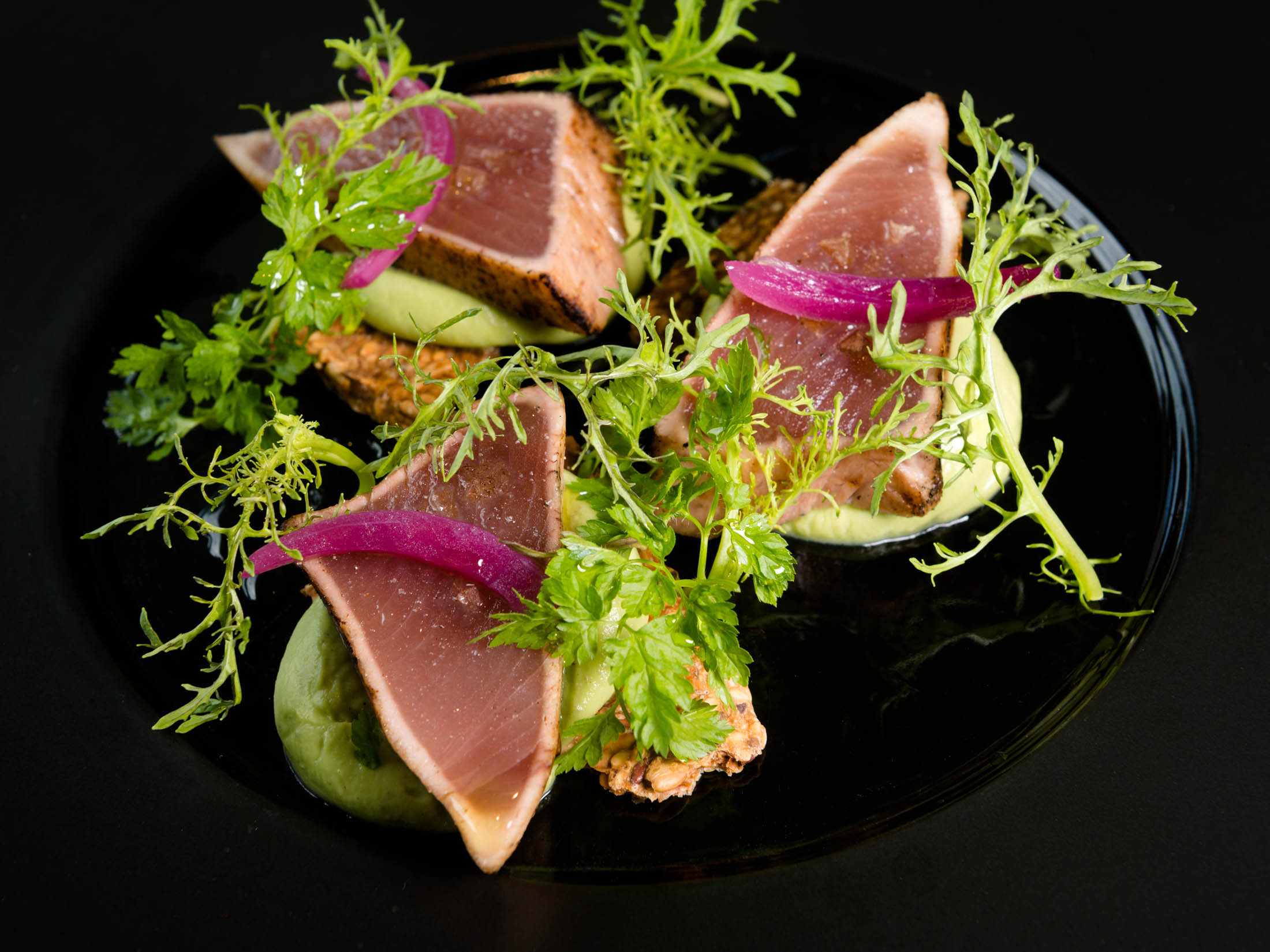 Plat de thon cuisiné maison au restaurant La Maison de Kerdiès