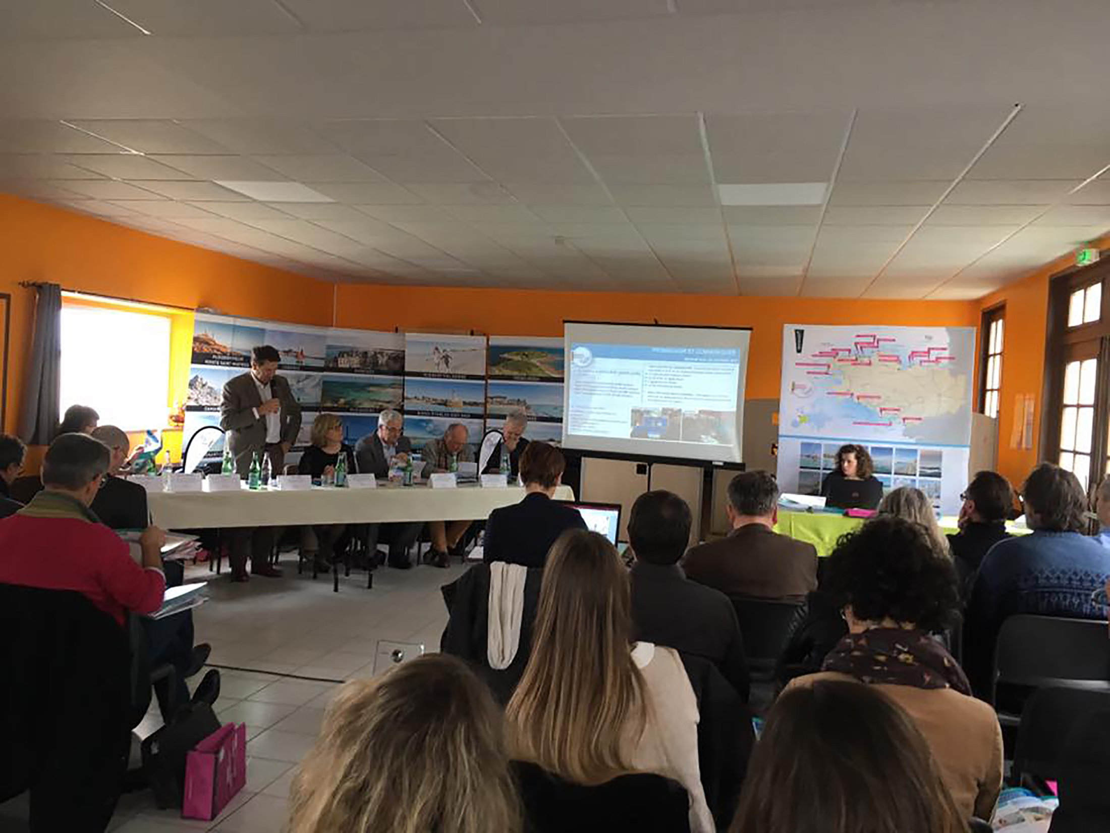 Salle modulable face à la baie de Morlaix pour mariages et séminaires
